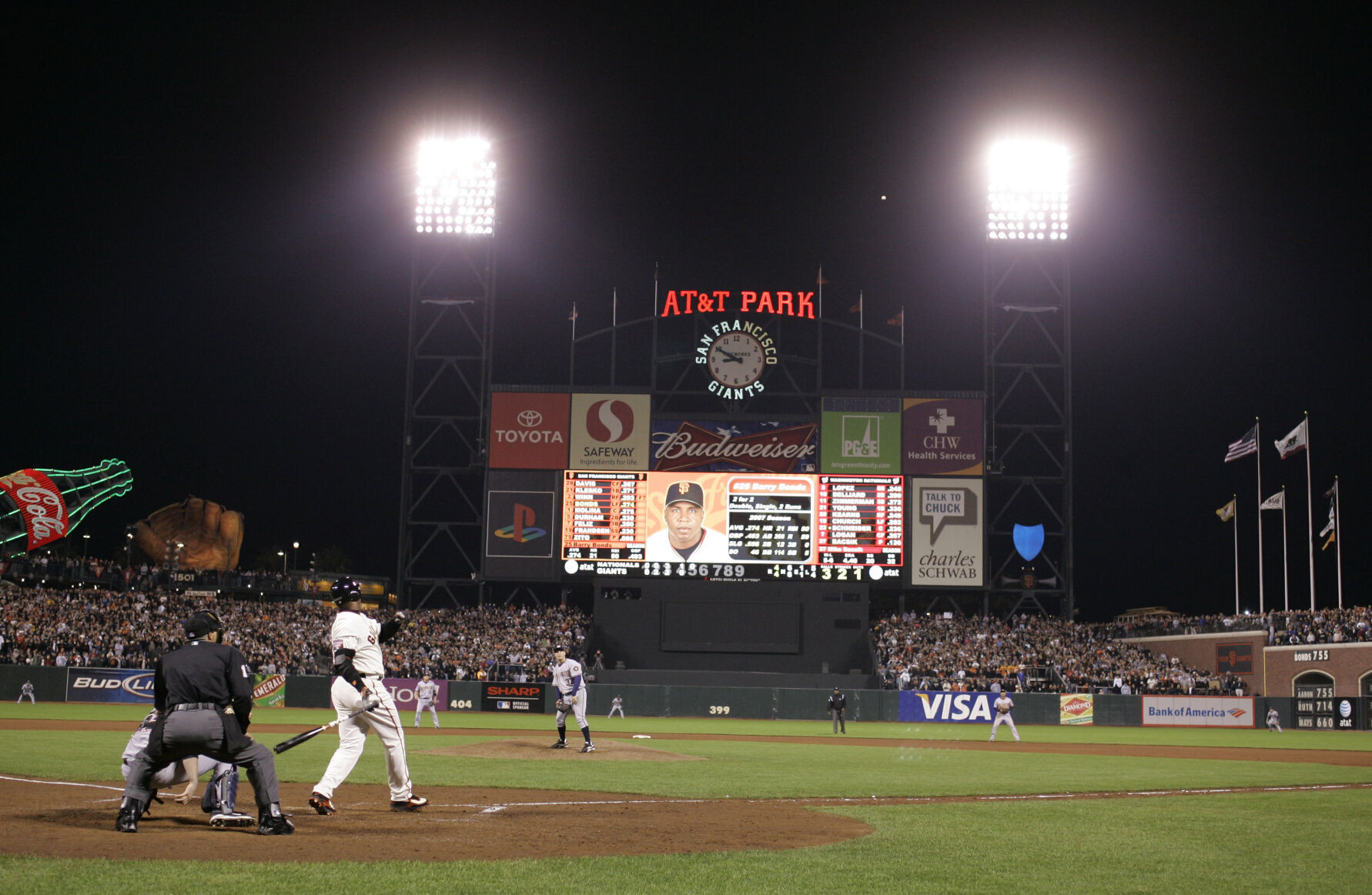 2007: Barry Bonds breaks Hank Aaron's home run record with No. 756